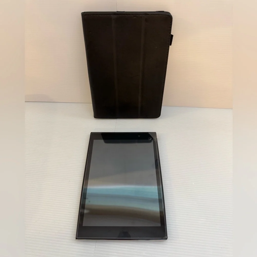 Gigaset Android 8 Inch QV830 8GB Black LCD Tablet With Black Case Tested Working